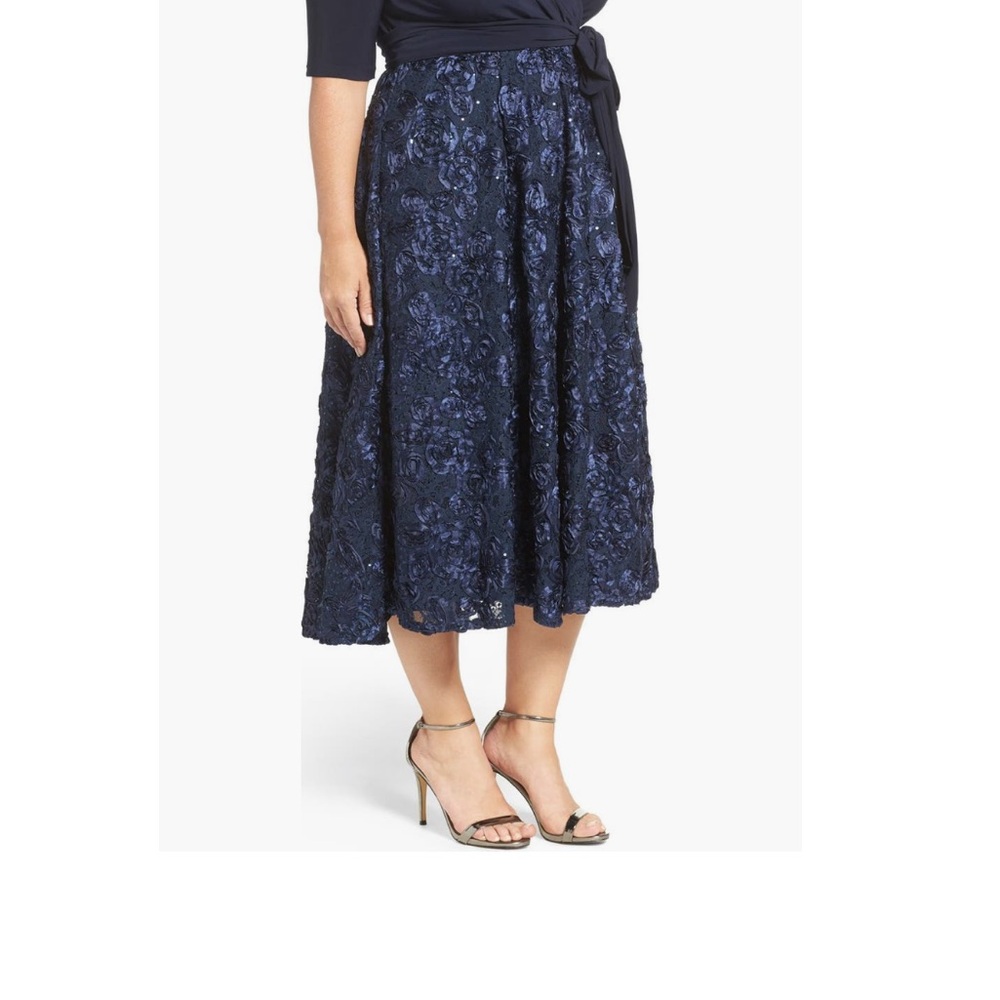 Alex Evenings Plus Size Surplice
Rosettes Dress - Navy Blue Size 18W or 22W - Picture 13 of 13
